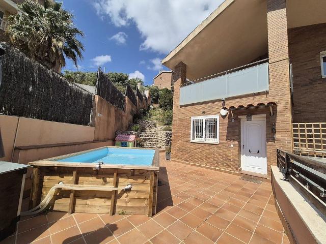 Chalet en venta en calle Esparraguera, Cubelles, de 268 m² 4 habitaciones por 425.000