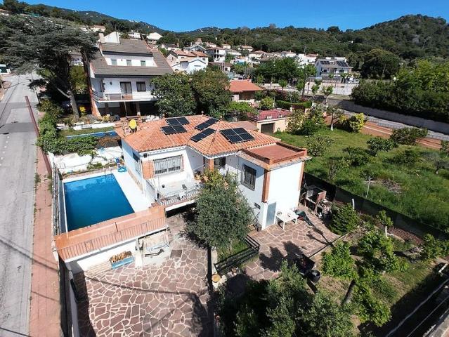 Chalet en venta en calle Eugeni D'ors, Caldes de Montbui, de 198 m² 3 habitaciones por 370.000