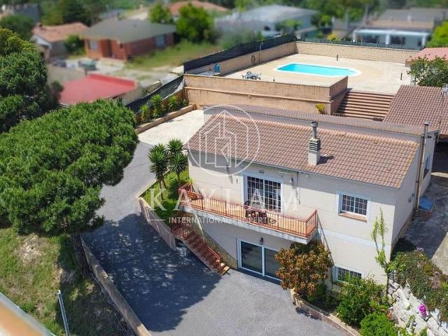 Chalet en venta en calle Falguera, Vidreres, de 181 m² 3 habitaciones por 380.000