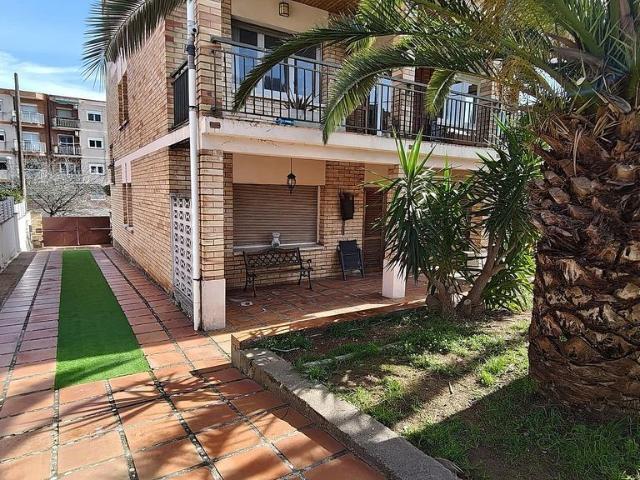 Chalet en venta en calle Joan Tarruella, Pallejà, de 224 m² 3 habitaciones por 560.000