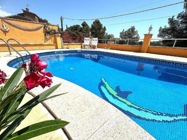 Chalet en venta en calle Joan Gris, Bisbal del Penedès, la, de 170 m² 5 habitaciones por 292.000