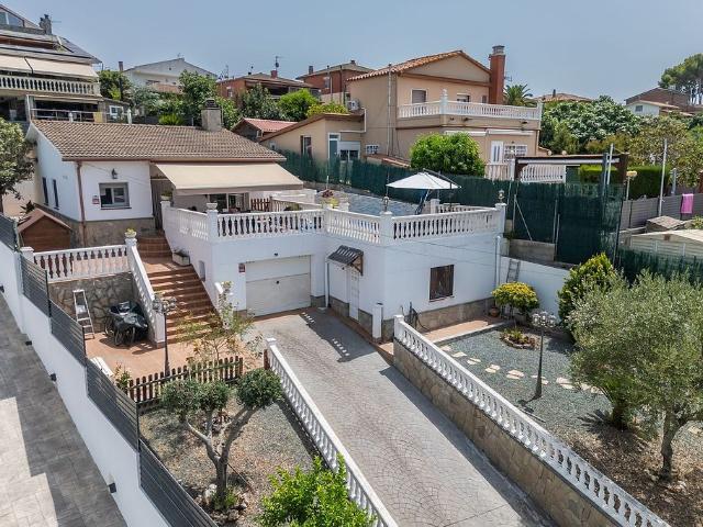 Chalet en venta en calle Joan Maragall, Lliçà d´Amunt, de 120 m² 4 habitaciones por 394.000