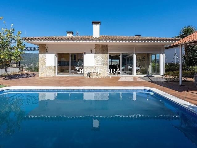 Chalet en venta en calle Josep Calvet i Móra, Argentona, de 466 m² 5 habitaciones por 780.000