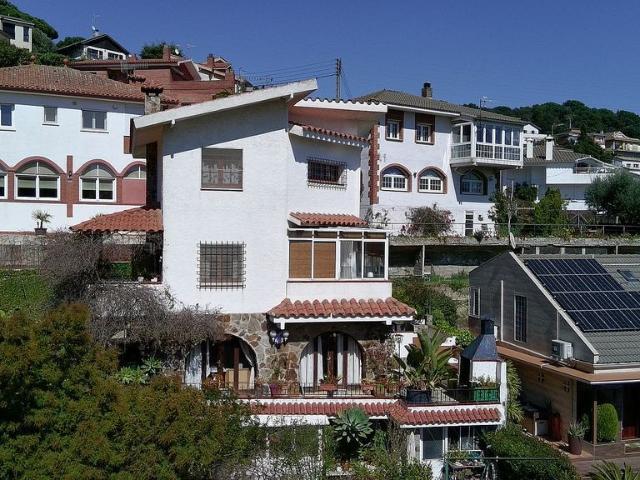 Chalet en venta en calle Josep Carner, Alella, de 127 m² 5 habitaciones por 675.000