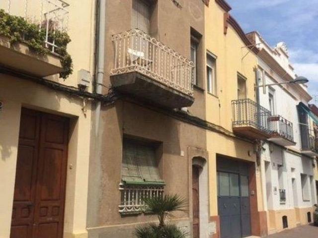 Chalet en venta en calle Josep Folqué, Molins de Rei, de 130 m² 3 habitaciones por 289.000
