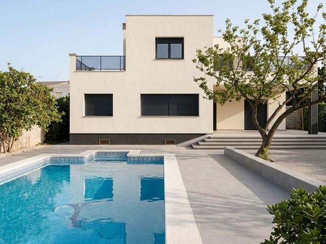Chalet en venta en calle Jaume I El Conqueridor, Deltebre, de 224 m² 4 habitaciones por 415.000