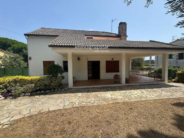 Chalet en venta en calle Occitània, Calonge, de 90 m² 5 habitaciones por 450.000