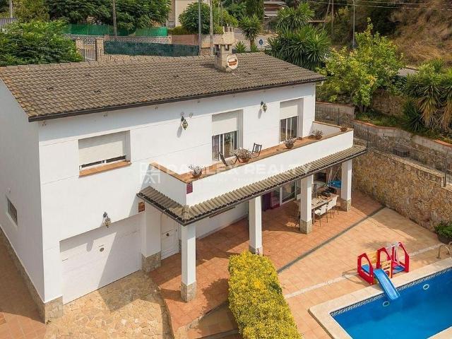 Chalet en venta en calle Londres, Lloret de Mar, de 227 m² 4 habitaciones por 450.000