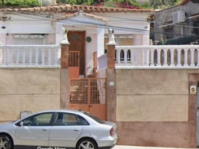 Chalet en venta en calle Linares, Sant Vicenç dels Horts, de 115 m² 3 habitaciones por 138.000