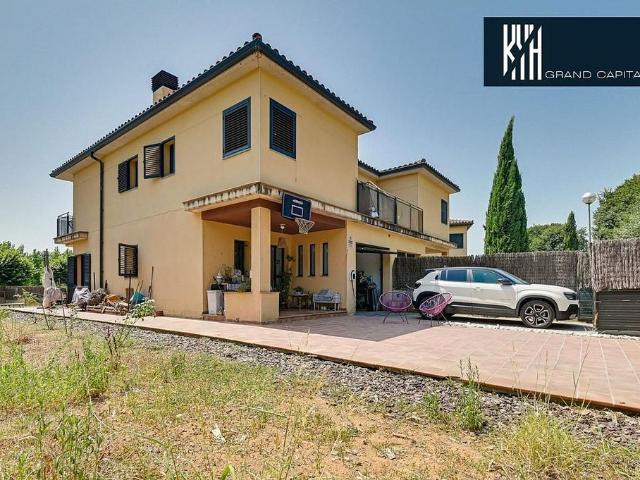 Chalet en venta en calle Llevant, Cervià de Ter, de 176 m² 3 habitaciones por 445.000