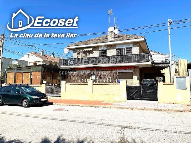 Chalet en venta en calle Llobregat, Vallirana, de 200 m² 3 habitaciones por 329.000