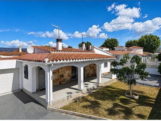 Chalet en venta en calle Montgrí, Castelló d´Empúries, de 77 m² 3 habitaciones por 485.000
