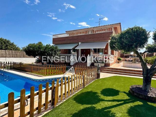 Chalet en venta en calle Montsant, Almoster, de 262 m² 4 habitaciones por 520.000