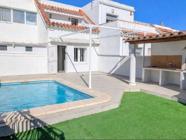 Chalet en venta en calle Montseny, Castelló d´Empúries, de 60 m² 3 habitaciones por 295.000