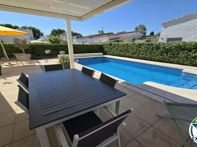 Chalet en venta en calle Montseny, Castelló d´Empúries, de 96 m² 4 habitaciones por 570.000