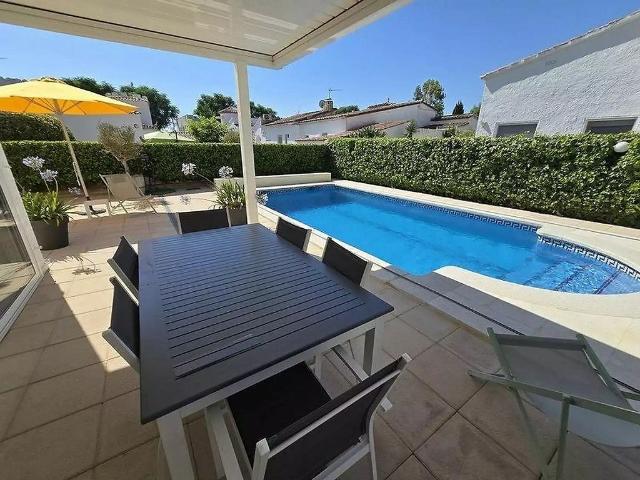 Chalet en venta en calle Montseny, Castelló d´Empúries, de 96 m² 4 habitaciones por 570.000