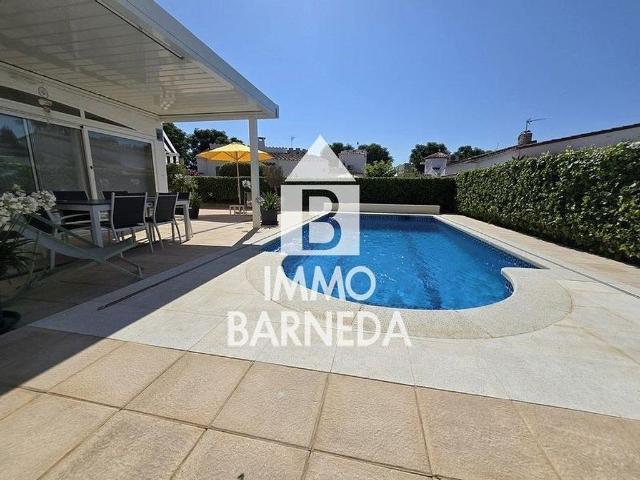 Chalet en venta en calle Montseny, Castelló d´Empúries, de 96 m² 4 habitaciones por 570.000