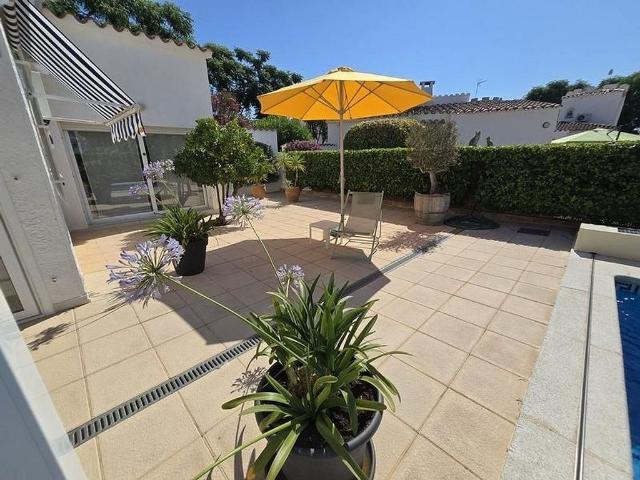 Chalet en venta en calle Montseny, Castelló d´Empúries, de 96 m² 4 habitaciones por 595.000