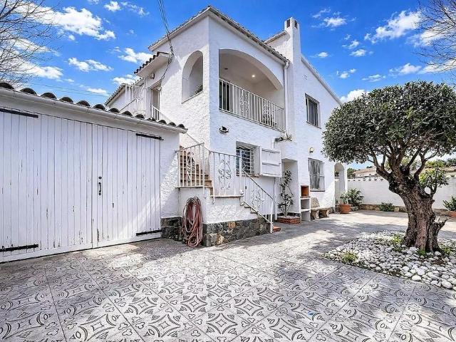 Chalet en venta en calle Montseny, Castelló d´Empúries, de 100 m² 4 habitaciones por 369.000