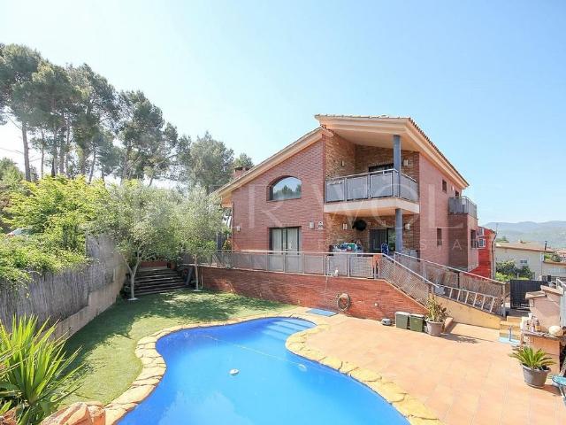 Chalet en venta en calle Montseny, Castellbisbal, de 505 m² 4 habitaciones por 660.000