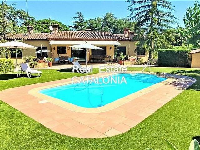 Chalet en venta en calle Malavella, Caldes de Malavella, de 268 m² 6 habitaciones por 625.000