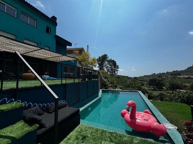 Chalet en venta en calle Margarida Xirgu, Vespella de Gaià, de 240 m² 5 habitaciones por 450.000