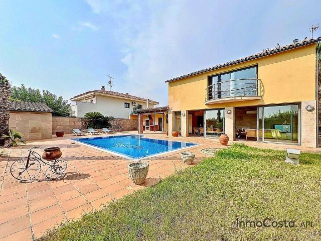 Chalet en venta en calle Mas Marquès, Torroella de Montgrí, de 333 m² 3 habitaciones por 510.000