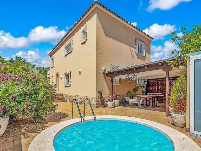 Chalet en venta en calle Mas Nou, Castelló d´Empúries, de 259 m² 4 habitaciones por 465.000