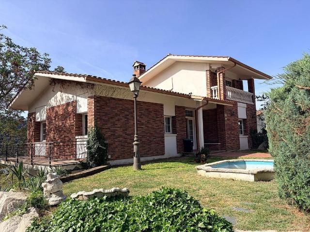 Chalet en venta en calle Merla de la, Vilanova del Vallès, de 310 m² 4 habitaciones por 490.000