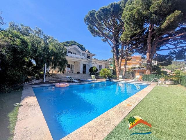 Chalet en venta en calle Mestral, Lloret de Mar, de 332 m² 5 habitaciones por 749.000