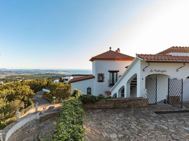 Chalet en venta en calle Mimoses, Castell Platja d´Aro, de 284 m² 6 habitaciones por 650.000