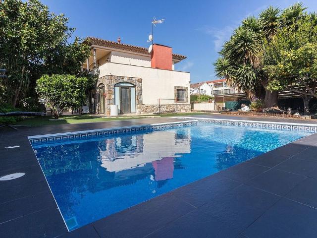 Chalet en venta en calle Noucentisme, Cambrils, de 280 m² 4 habitaciones por 700.000