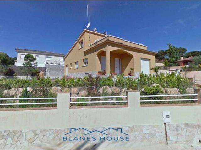 Chalet en venta en calle Neptú, Vidreres, de 181 m² 4 habitaciones por 232.000