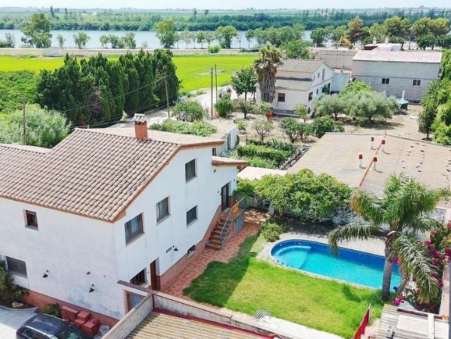Chalet en venta en calle S Sebastia, Deltebre, de 243 m² 7 habitaciones por 595.000