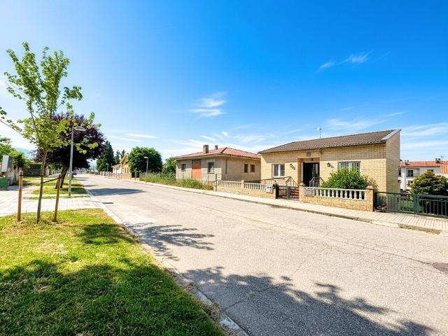 Chalet en venta en calle Salvador Espriu, Sant Vicenç de Torelló, de 89 m² 4 habitaciones por 448.000