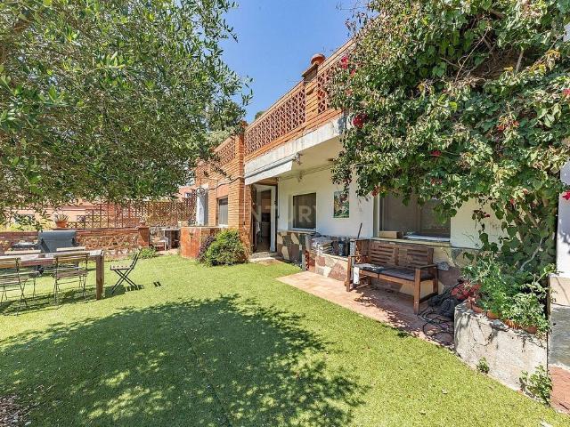 Chalet en venta en calle Sant Francesc D'assís, Sant Cugat del Vallès, de 73 m² 2 habitaciones por 390.000