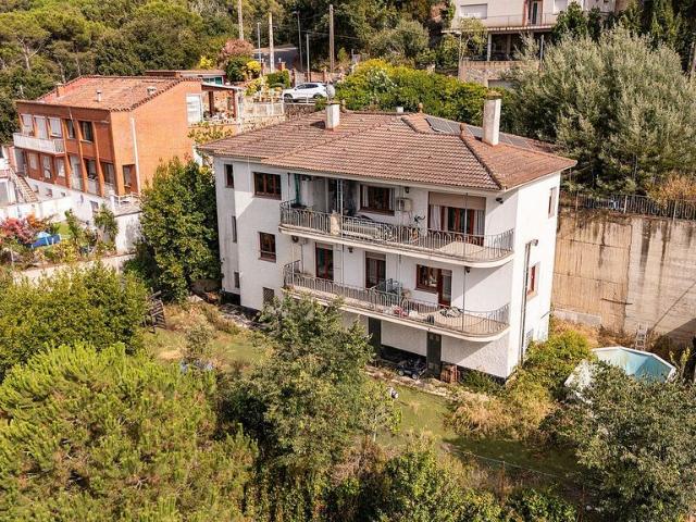 Chalet en venta en calle Sant Joan, Llinars del Valles, de 350 m² 10 habitaciones por 690.000