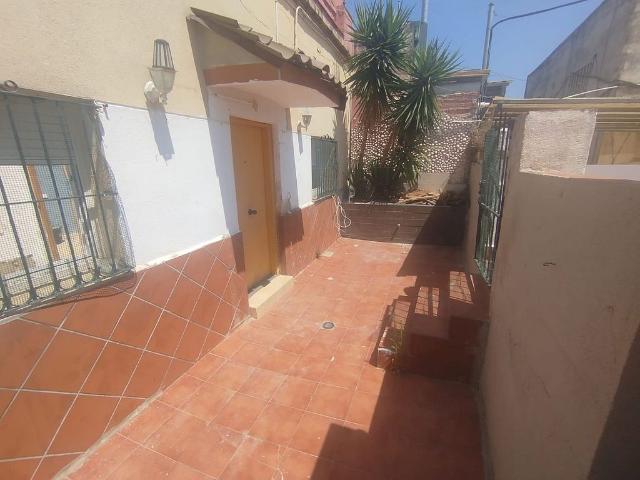 Chalet en venta en calle Sant Jordi, Santa Coloma de Gramanet, de 74 m² 3 habitaciones por 98.000