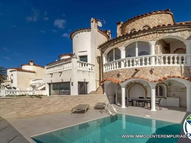 Chalet en venta en calle Sant Maurici, Castelló d´Empúries, de 156 m² 3 habitaciones por 499.000