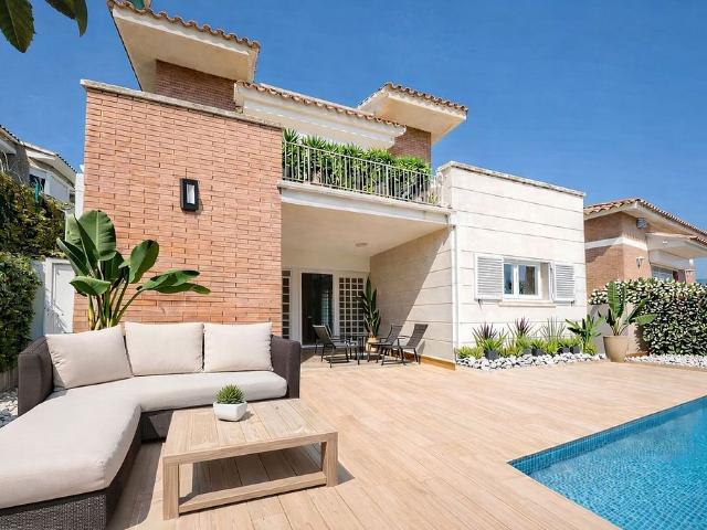 Chalet en venta en calle Santa Gemma, Alella, de 228 m² 5 habitaciones por 695.000