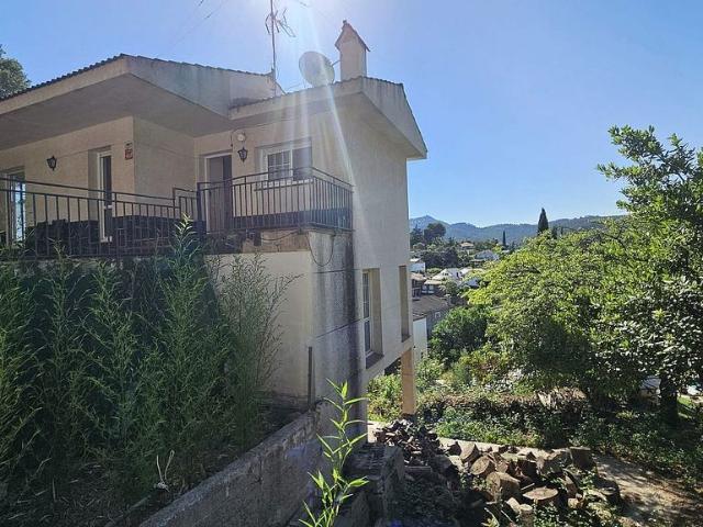 Chalet en venta en calle Santa María de la Vall, Corbera de Llobregat, de 169 m² 4 habitaciones por 298.000