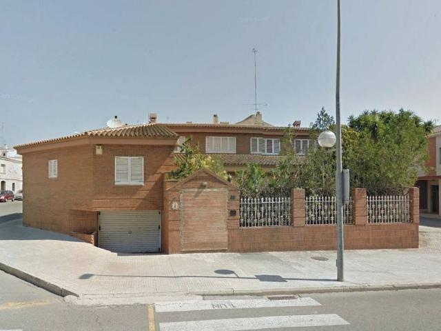 Chalet en venta en calle Sebastià Juan Arbó, Amposta, de 325 m² 4 habitaciones por 450.000