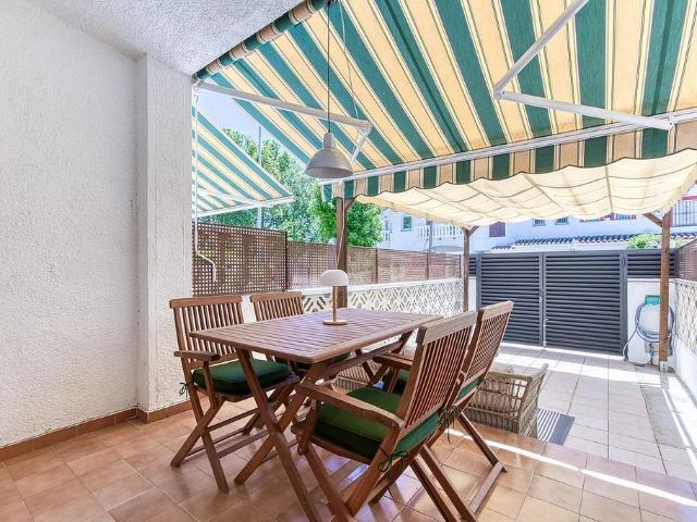 Chalet en venta en calle Segre, Castelló d´Empúries, de 65 m² 2 habitaciones por 249.000