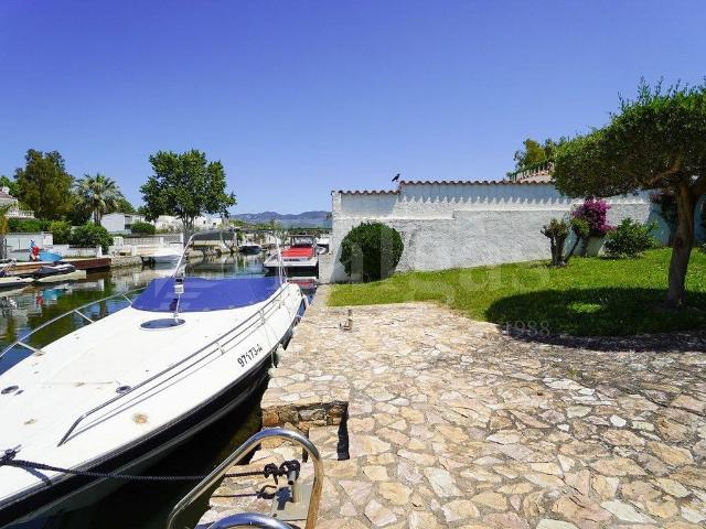 Chalet en venta en calle Segre, Castelló d´Empúries, de 132 m² 4 habitaciones por 675.000