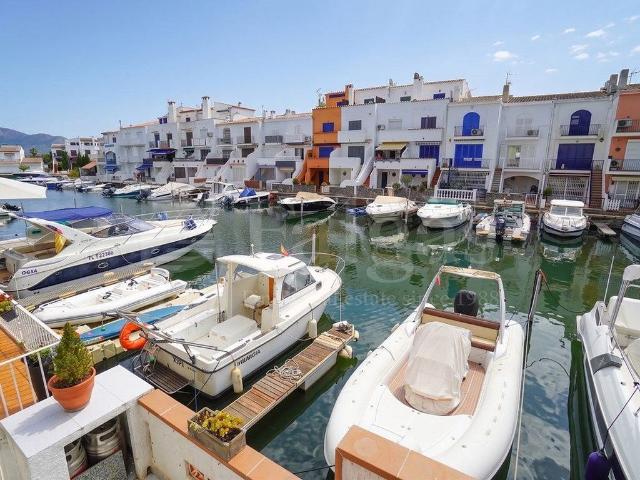 Chalet en venta en calle Port Empordà, Castelló d´Empúries, de 127 m² 3 habitaciones por 435.000