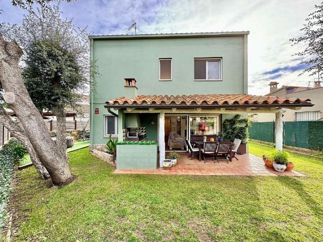 Chalet en venta en calle Pau Casals, Mont Ras, de 212 m² 4 habitaciones por 440.000 €