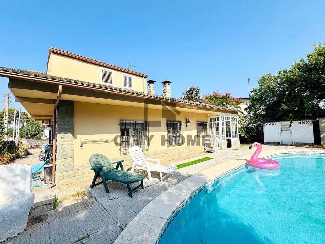 Chalet en venta en calle Pardals Els, Caldes de Montbui, de 221 m² 5 habitaciones por 399.900