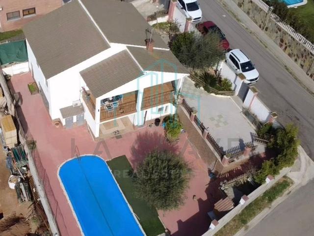 Chalet en venta en calle París, Piera, de 217 m² 6 habitaciones por 315.000