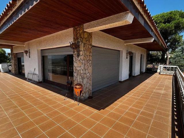 Chalet en venta en calle Petita Circumval·Lacio M, Tordera, de 260 m² 5 habitaciones por 395.000
