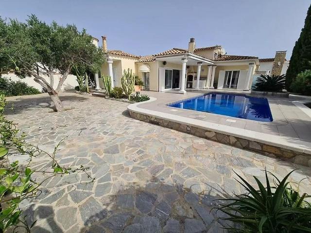Chalet en venta en calle Pení, Castelló d´Empúries, de 154 m² 5 habitaciones por 749.000